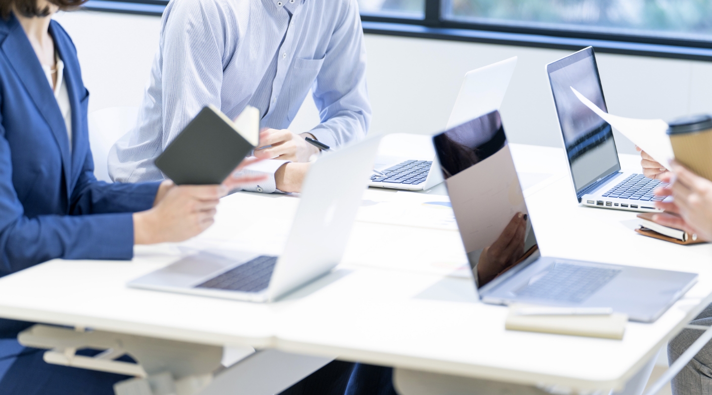 特定技能制度を通じて現場での就労を支援する取り組みを表すイメージ